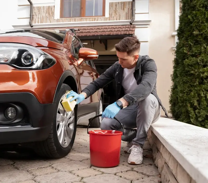 Lavage auto à domicile Orbigny-au-Mont : professionnel intervenant sur un véhicule